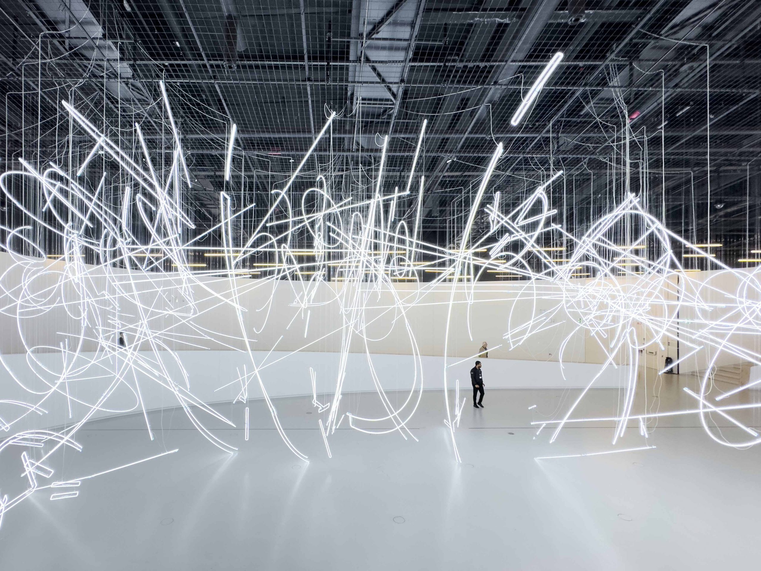La ingeniería luminosa de Cerith Wyn Evans en el MAAT de Lisboa