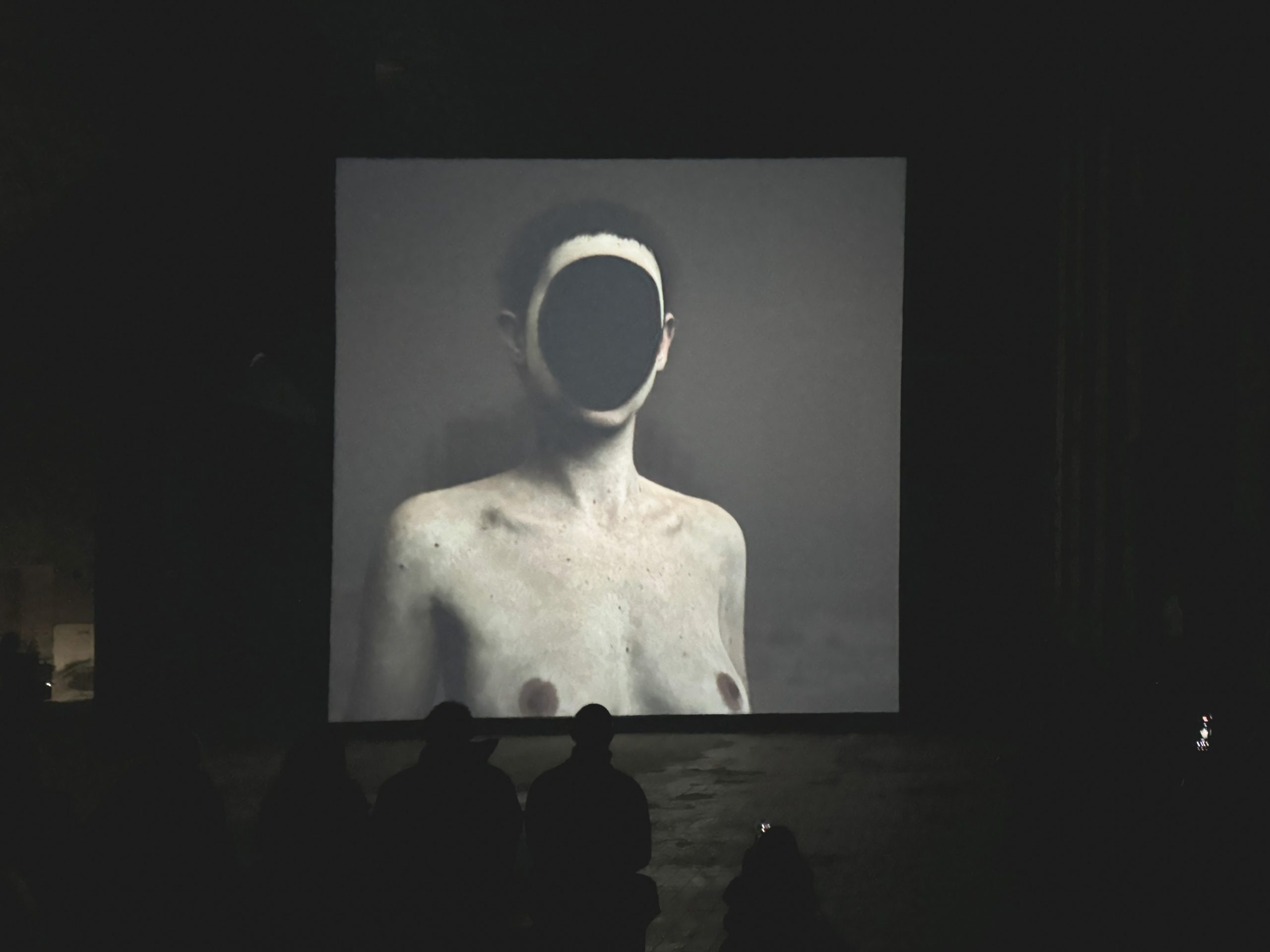 Pierre Huyghe o el arte en estado cuántico en Halle am Berghain