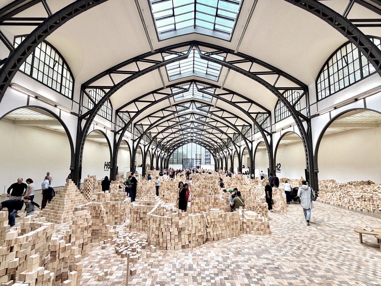 Madera, voz y memoria: el Hamburger Bahnhof acoge la escultura participativa de Lina Lapelytė